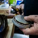 Un elemento che dovr� poi riaddrizzare attraverso l�uso di attrezzi a uso manuale, quelli che gli servono per aggiustare anche i rotondi spargifiamma in ghisa o in acciaio
